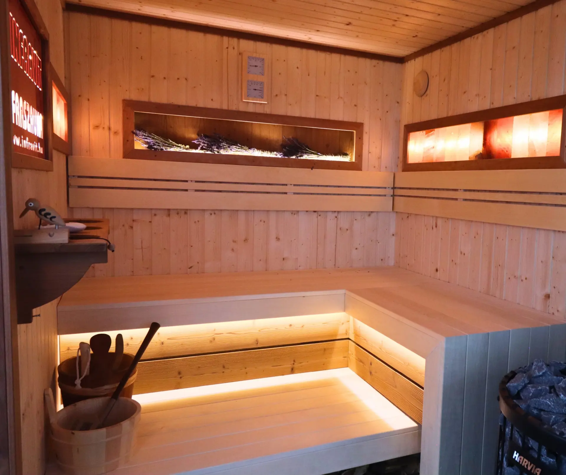 Fatüzelésű finn szauna belülről